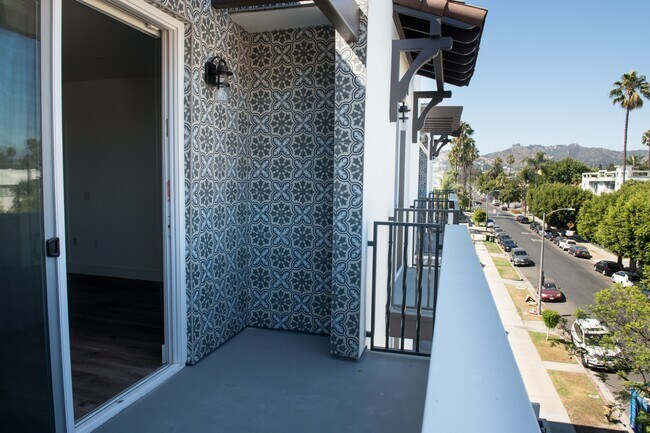 Building Photo - 429 N Hayworth Ave