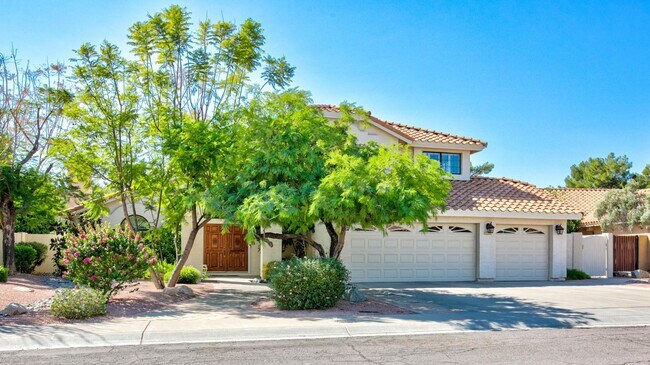 Building Photo - 5 bed 3 bath, 3500 sft in Tempe with pool