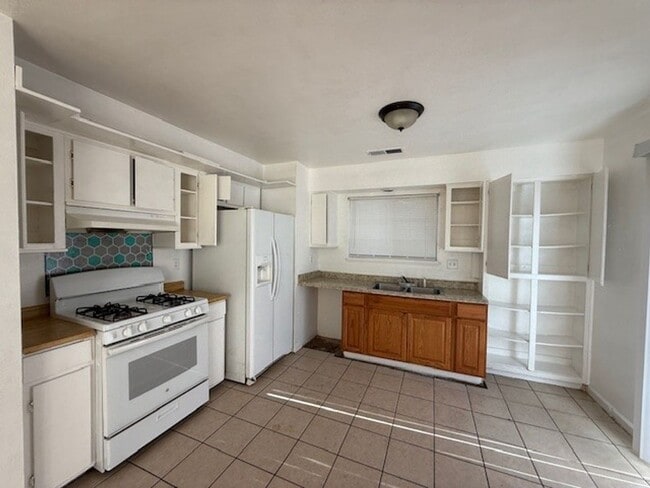 Building Photo - 1204 N Divisadero St