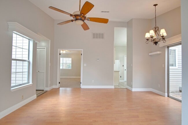 Foto del edificio - Beautiful 2-Bedroom, 2-Bath Duplex Near Ho...