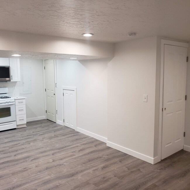 Building Photo - 802 E 350 N
