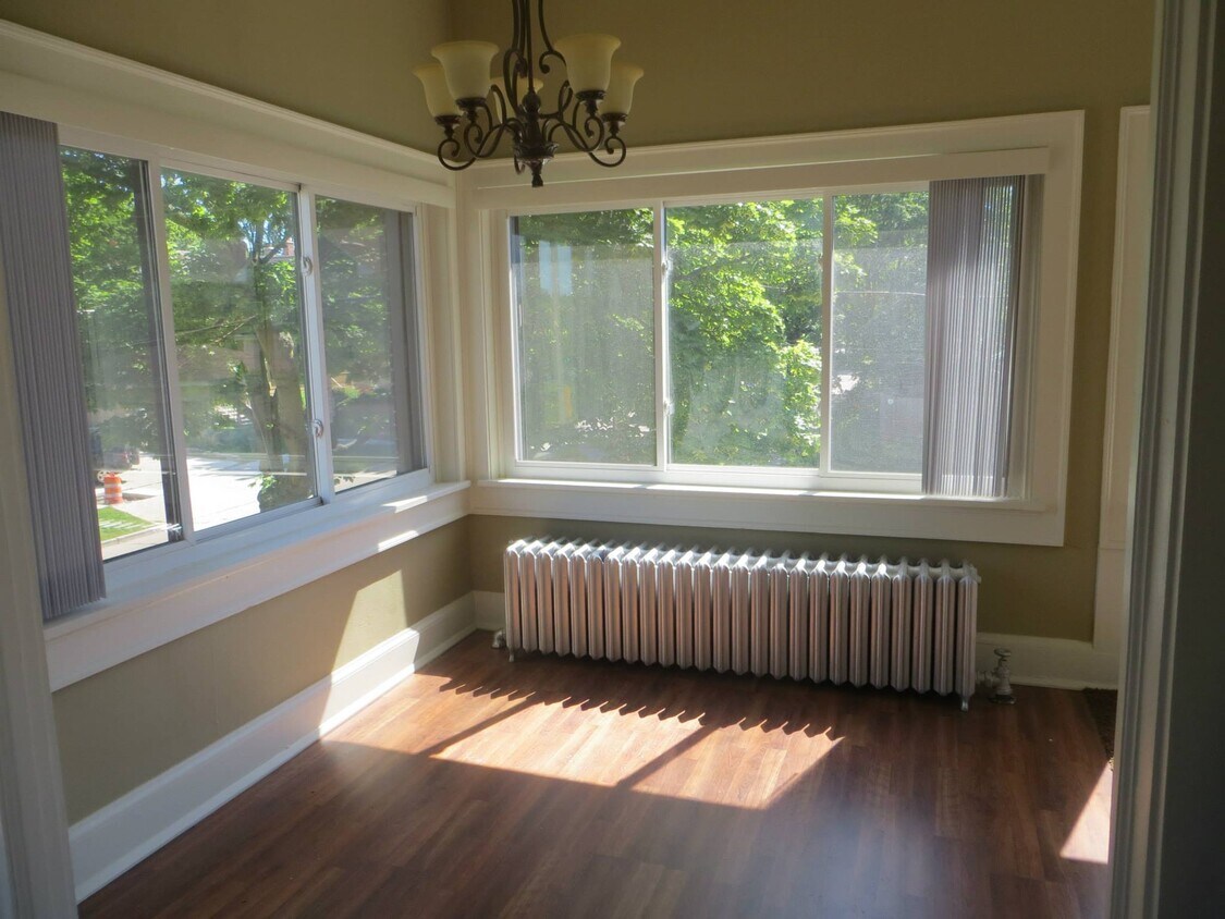 Sunny dining/office area - 3494 N Oakland Ave