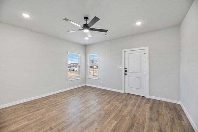 Foto del edificio - AVAILABLE NOW! LUXURIOUS TRIPLEX LOCATED ON 1-ACRE LOT IN MIDLOTHIAN, TX!