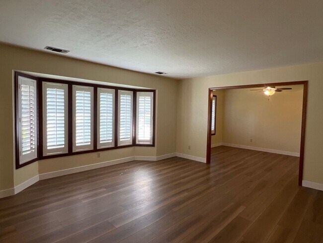 Foto del edificio - BEAUTIFULLY UPDATED 3 BEDROOM HOME!!