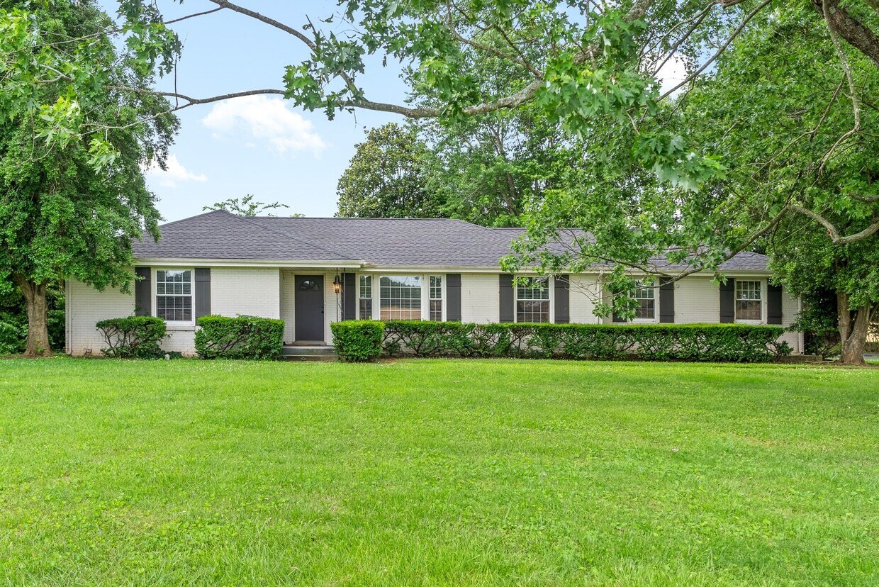 Foto principal - 4 Bedroom Country Style Home For Rent!