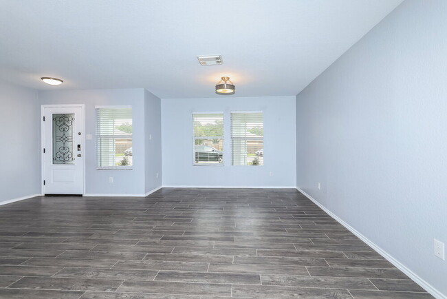 Foto del edificio - 302 Falling Pine Dr