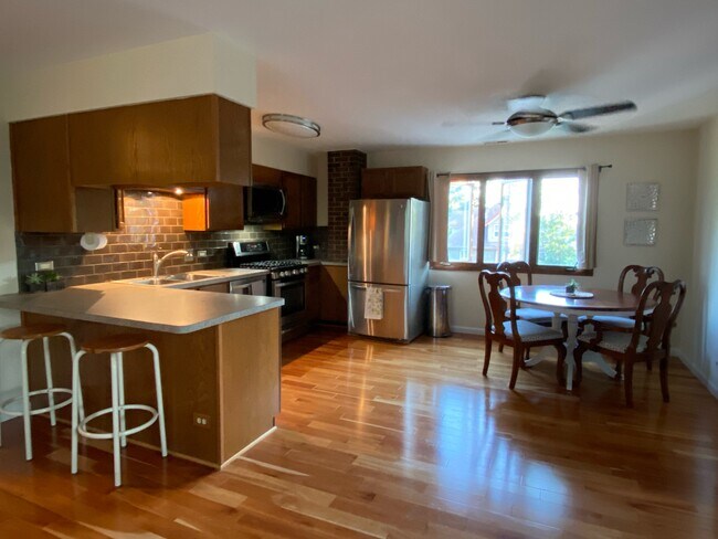 Large kitchen - 204 N Bothwell St