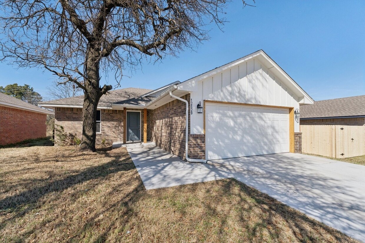 Beautiful 3 Bedroom, 2 Bath Home Close to Choctaw - Beautiful 3 Bedroom, 2 Bath Home Close to Choctaw