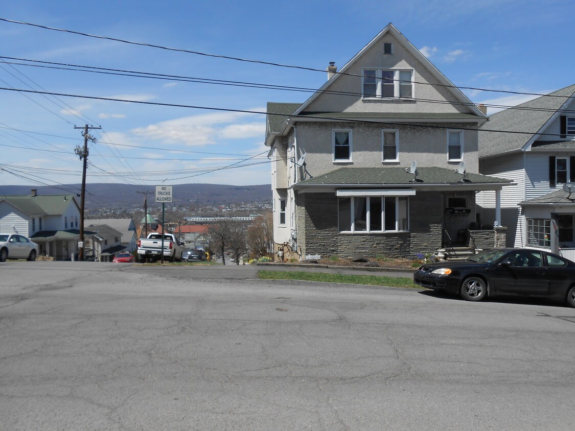 Primary Photo - 132 Crown Ave