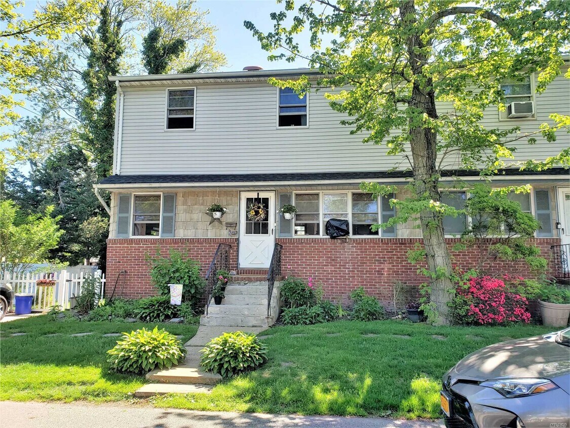 5 Pearsall Pl, Babylon, NY 11702 Townhome Rentals in Babylon NY