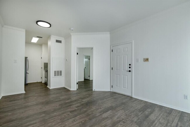 Foto del edificio - 12166 Metric Blvd