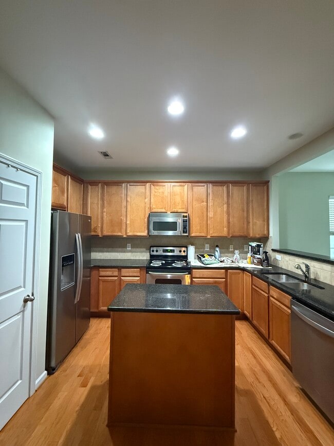 Building Photo - 9568 Kings Parade Blvd