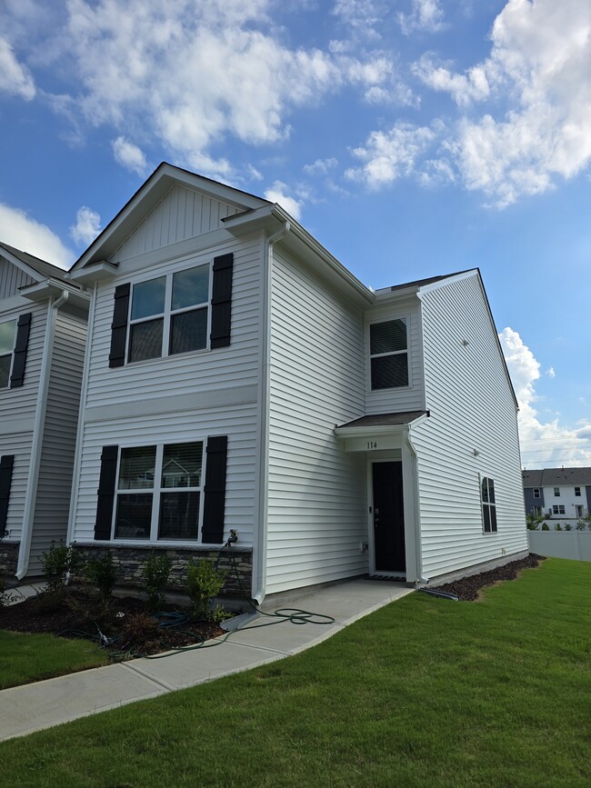 Foto del edificio - 114 Holmes Corner Dr