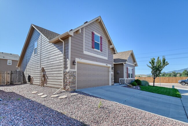 Building Photo - 4011 Creek Legend View