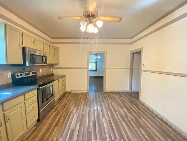 Building Photo - Coming Soon! Spacious 3 Bedroom, 1 Bath Ho...