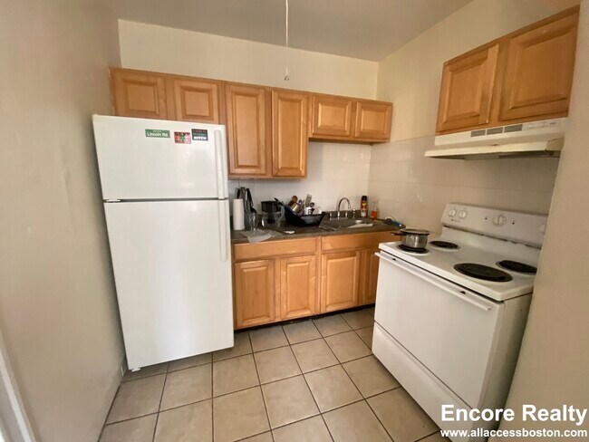 Building Photo - 244 Kelton St