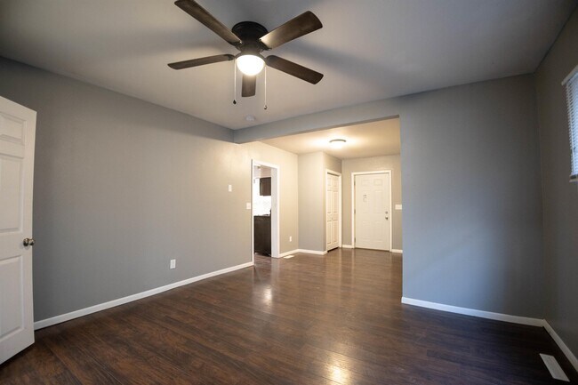 Building Photo - 696 University Ave