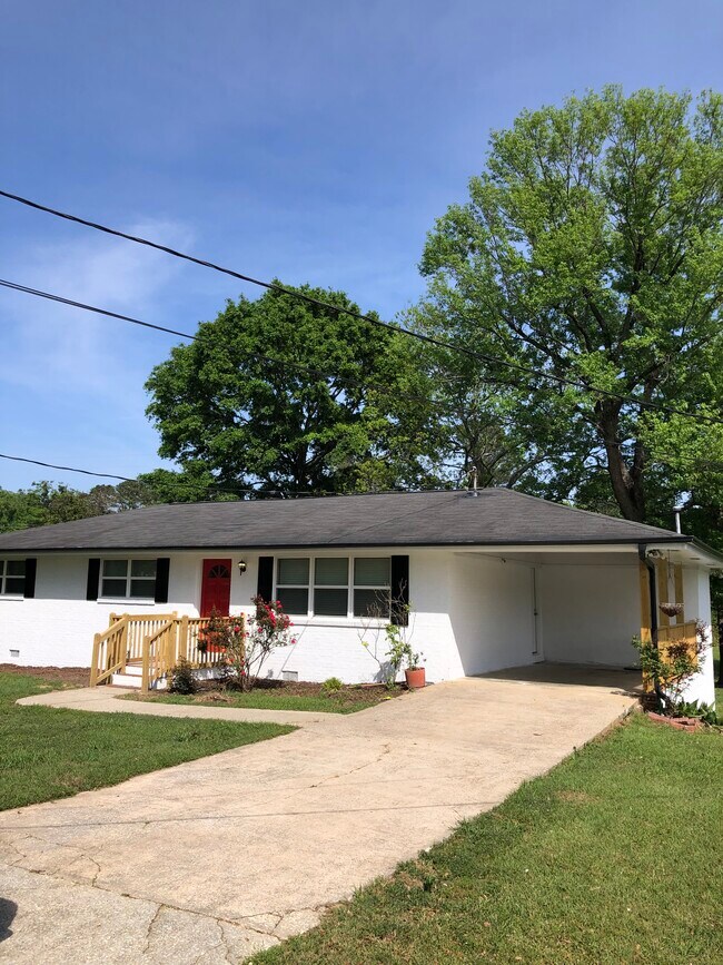 Building Photo - 2020 Hillcrest Dr
