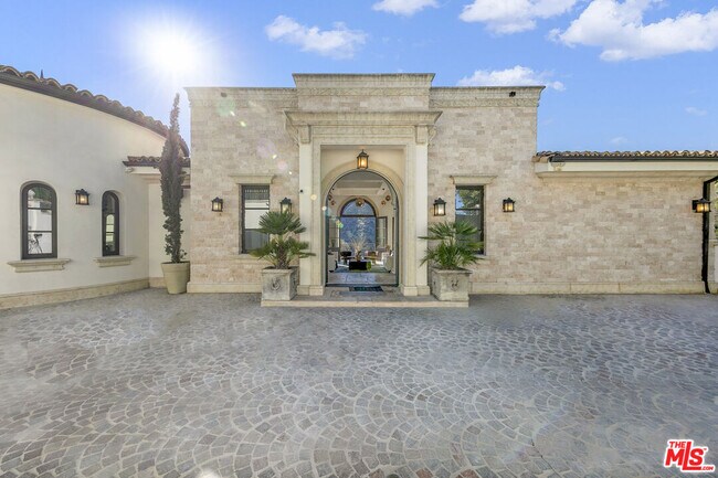 Building Photo - 2321 Castilian Dr