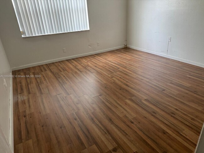 Foto del edificio - 17901 NW 68th Ave