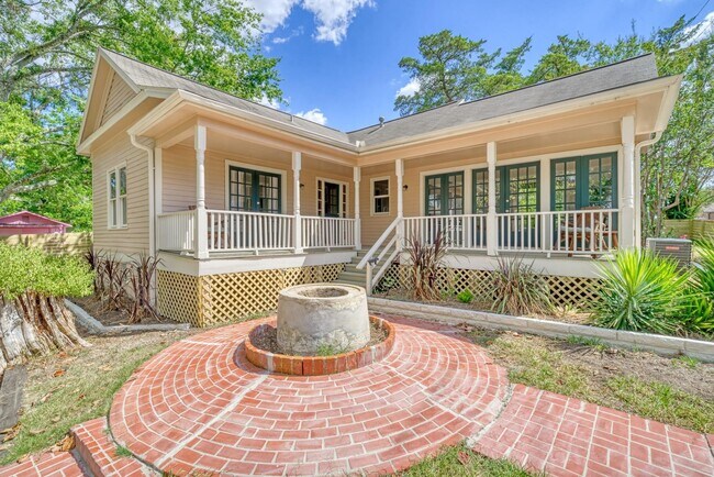 Building Photo - 806 E Main St