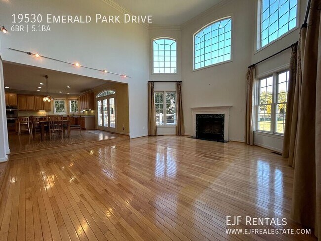 Building Photo - Gorgeous Home on Sprawling Three Acre Prop...