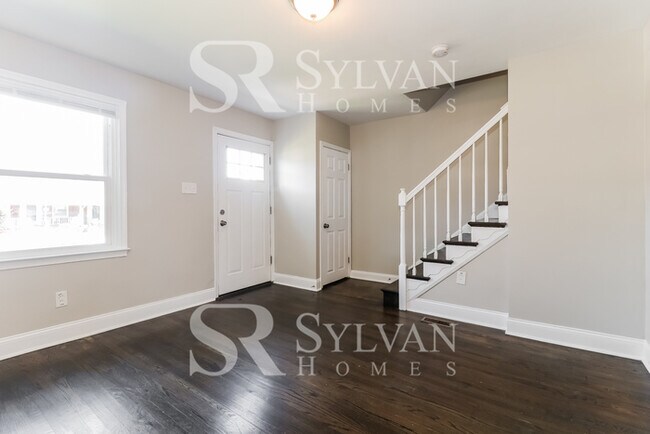 Building Photo - Charming 2BR 1BA Townhome