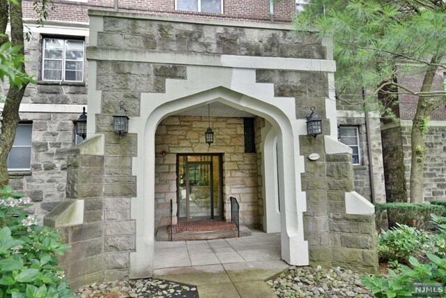 Foto del edificio - 100 E Palisade Ave