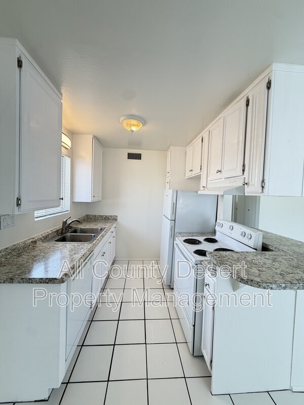 Building Photo - 550 El Cielo Rd