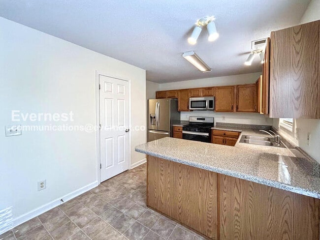 Building Photo - 4 Bed/3.5 Bath Home with Attached Garage /...