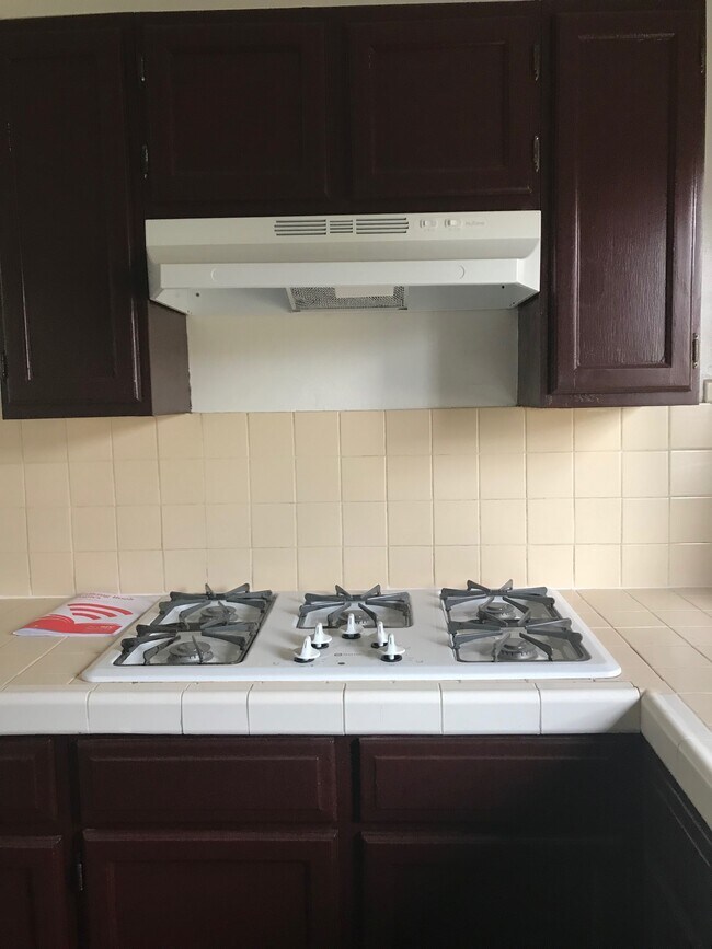 Gas range - 3560 Opal St