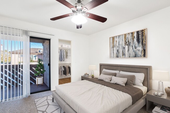 Dormitorio principal con acceso al patio. - Woodglen Apartments