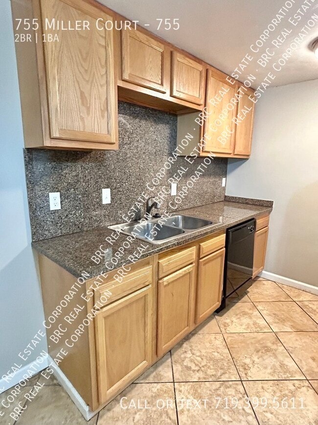 Foto del edificio - 755 Miller Ct