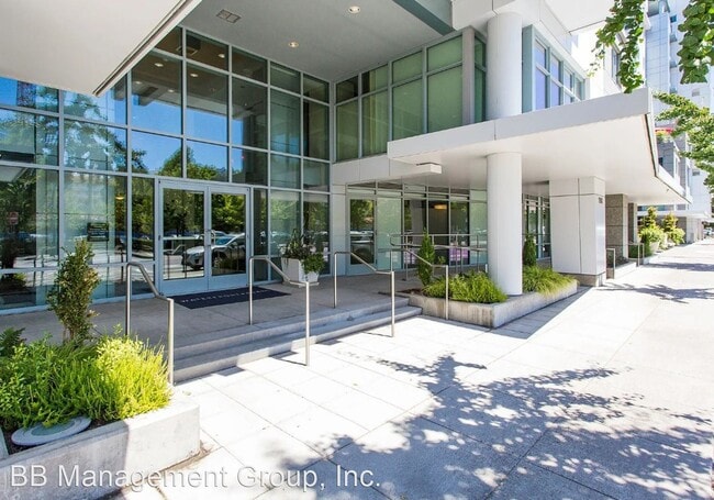 Building Photo - 3 br, 2 bath House - 1310 NW Naito Parkway...