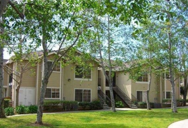 Foto del edificio - *** LOOK NO FURTHER !!! 2/2 DOWNSTAIRS CON...