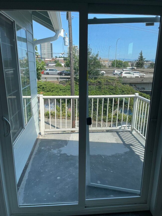 Foto del edificio - Newly renovated 9-bed, 4-bath house in U-d...