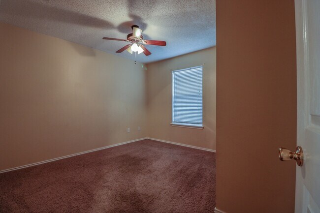 Foto del edificio - 3 bed 2 bath 2 car garage