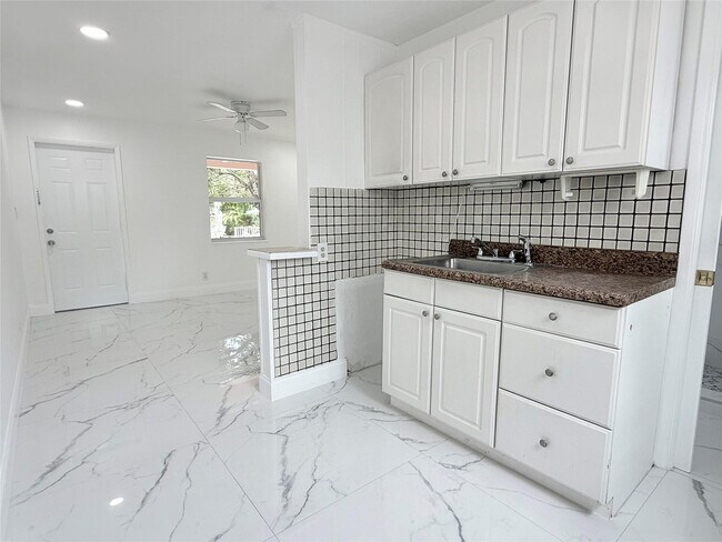 Building Photo - 1850 Rodman St