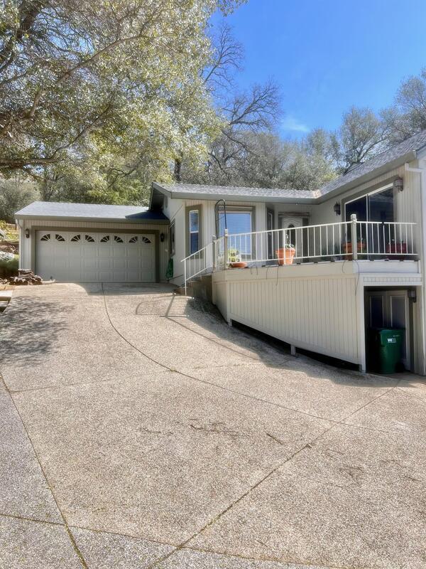 Building Photo - 18610 Jayhawk Dr