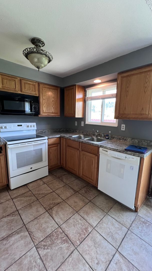 Foto del edificio - Smoking Deal Duplex by Whitworth!!