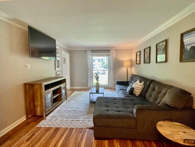 Foto del edificio - 8783 Lower Woods Cove