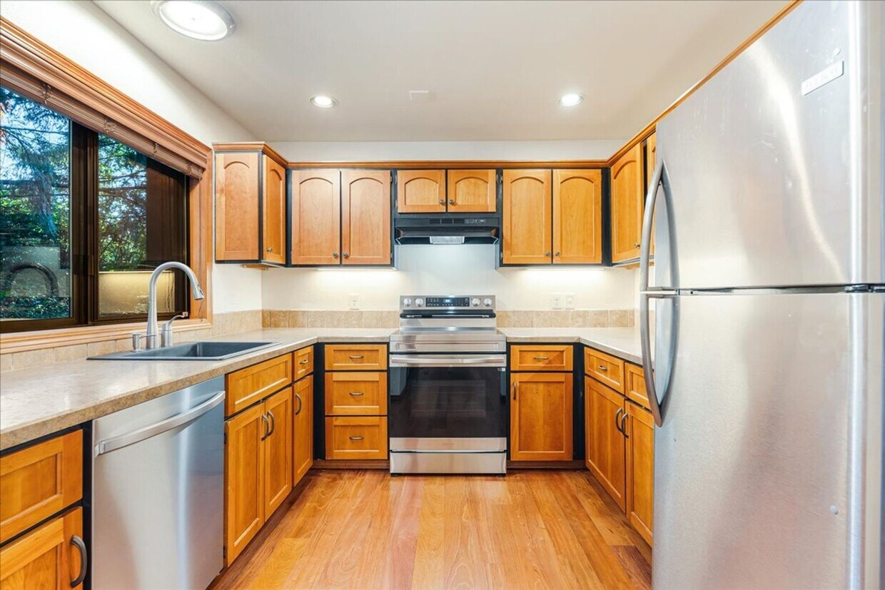 Foto principal - Lovely 3 bedroom, 2.5 bath townhouse with ...