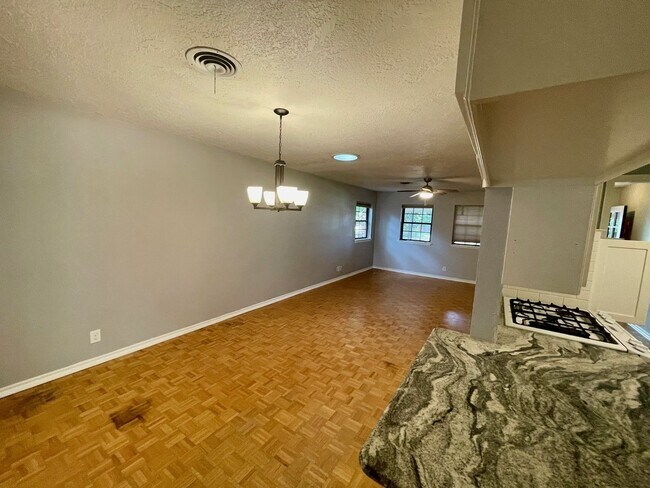 Foto del edificio - REMODELED HOME ON A QUIET STREET JUST ONE MILE WEST OF OU CAMPUS!