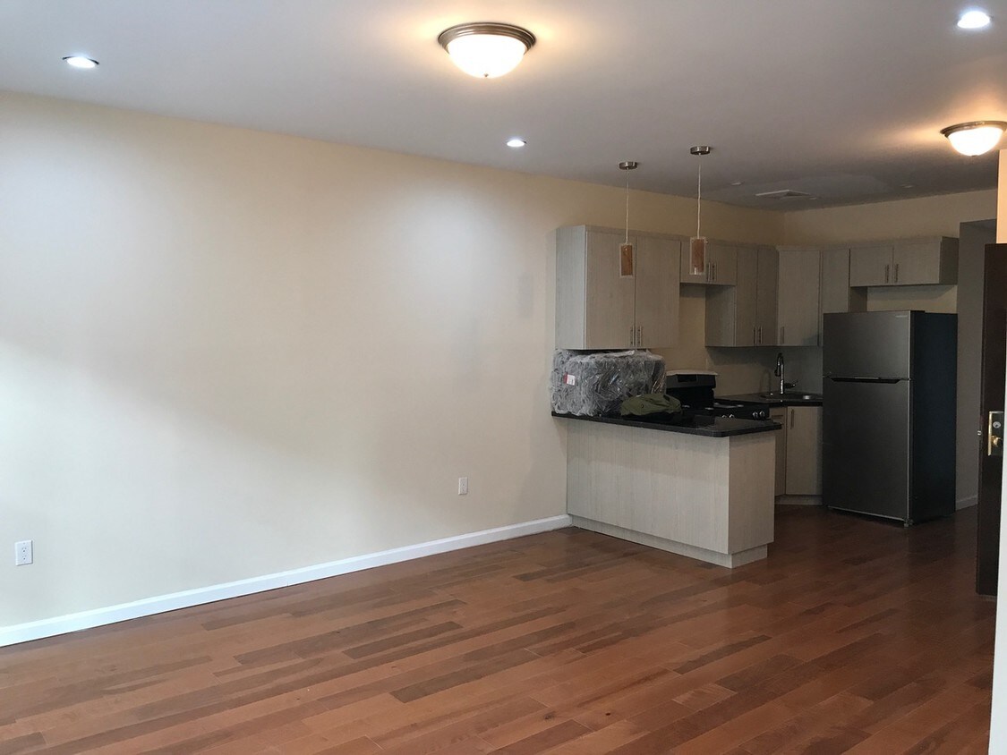Primary Photo - 541 Isham St