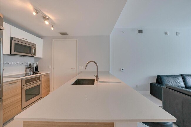 Building Photo - 1300 Brickell Bay Dr