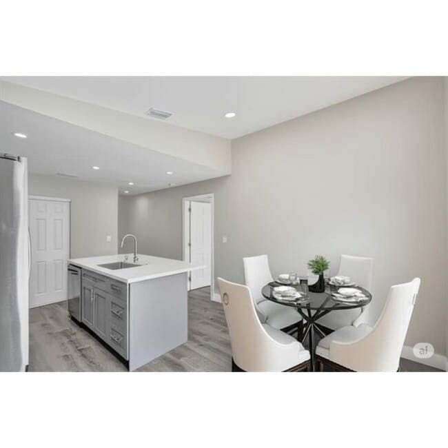 Building Photo - 2614 W 65th St