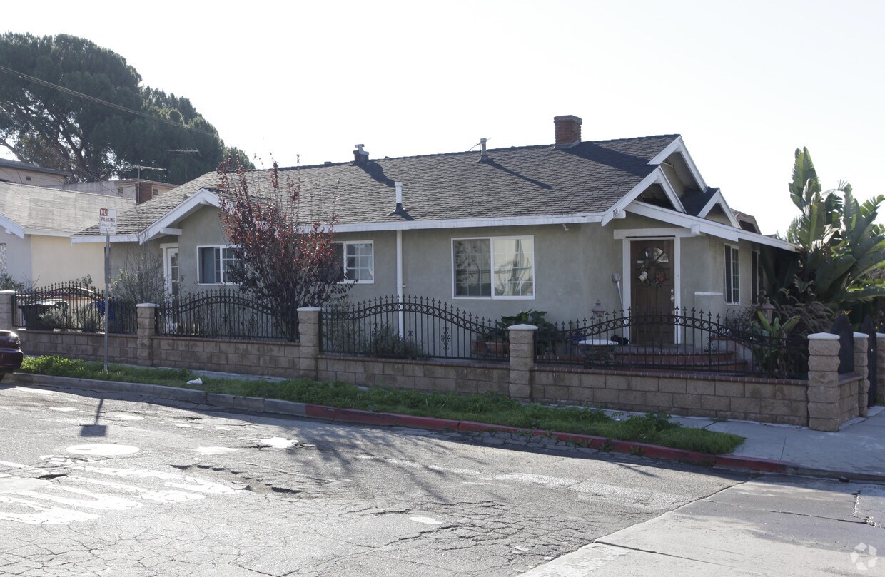 Building Photo - 758-760 Wilcox Ave