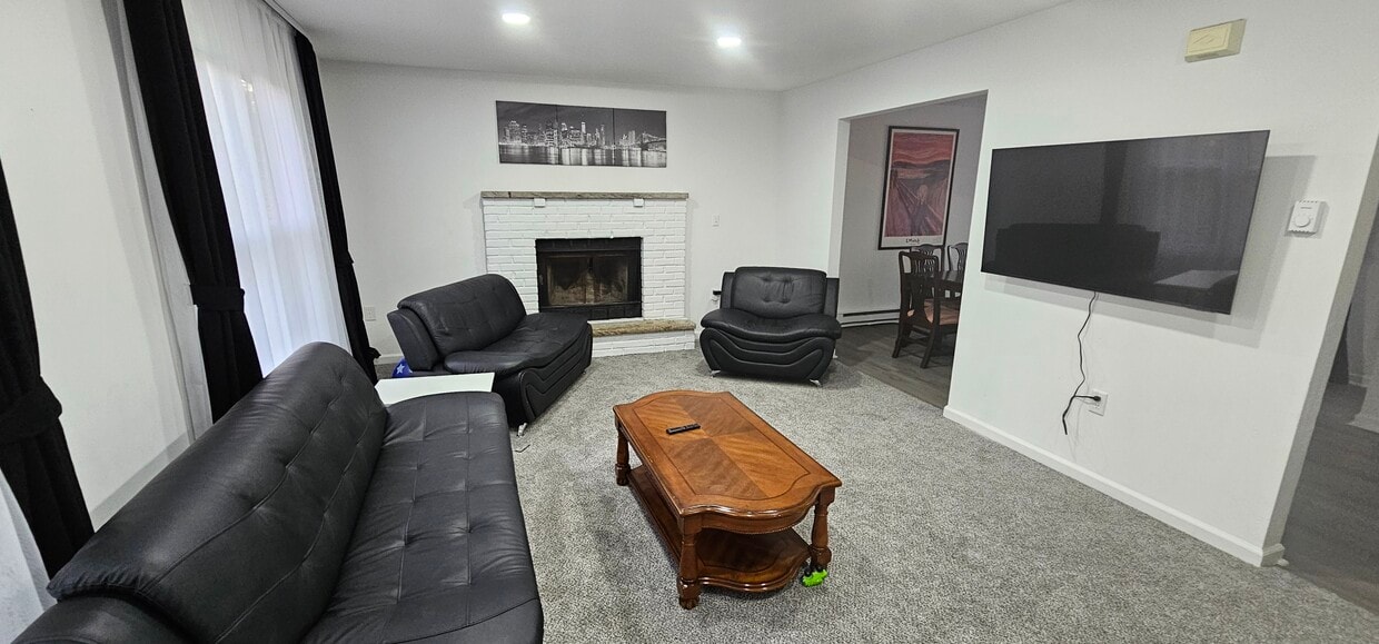 Foto principal - 260 Birchwood Dr