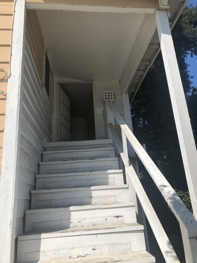 Building Photo - 6142 Oak Ave