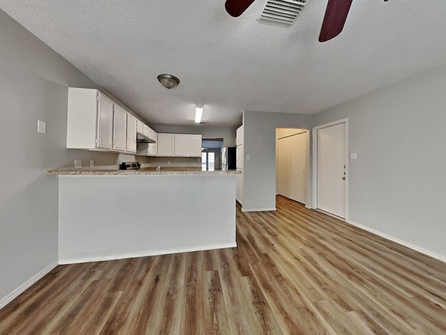 Foto del edificio - Charming 3BR Home for Rent in Hillside Heights, Dallas TX | Vaulted Ceilings | 2-Car Garage | Pet...